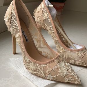 Women’s tan size 8.5 dressy high heel shoe